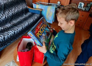 8-letni chłopiec otwiera prezenty