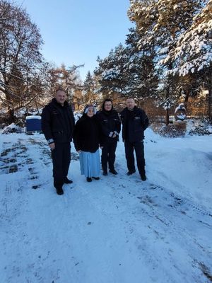 Policjanci pozują do zdjęcia z siostrą zakonną.