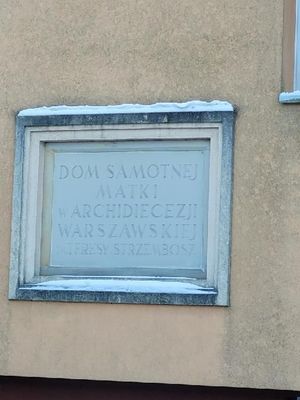Tabliczka z informacjami dotyczącymi Domu Samotnej Matki, do którego prezenty zawieźli policjanci.