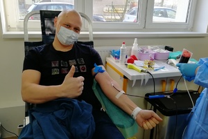mężczyzna w trakcie oddawani krwi