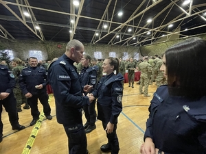 policjanci składają sobie życzenia świąteczne