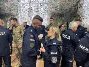 policjanci składają sobie życzenia świąteczne