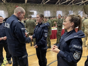 policjanci składają sobie życzenia świąteczne