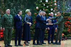 uczestnicy Mundurowej Wigilii z Parą Prezydencką