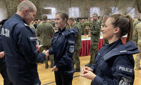 Zastępca komendanta głównego policji nadinsp. Roman Kuster składa życzenia policjantce