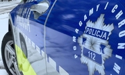 radiowóz w żółtych i niebieskich barwach z napisem Policja 112