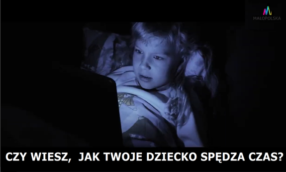 grafika przedstawia dziecko lezące w łóżku z laptopem, poniżej napis: czy wiesz, jak twoje dziecko spędza czas?