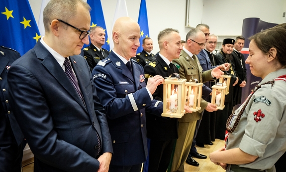 uczestnicy uroczystości otrzymują od harcerzy betlejemskie światło pokoju