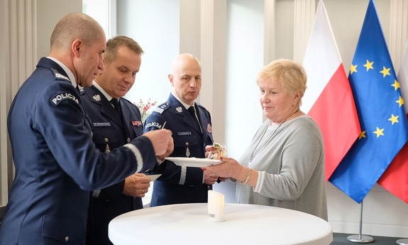 prezes fundacji mł. insp. w st. spocz. Irena Zając dzieli się opłatkiem z kierownictwem polskiej Policji