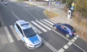 radiowóz policyjny jadący ulicą