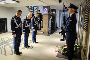 Komendant Główny Policji wraz ze swoimi zastępcami oddaje hołd poległym policjantom przed Tablicą Pamięci