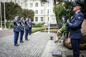 Komendant Główny Policji wraz z zastępcami oddaje honor przez obeliskiem Poległym Policjantom - Rzeczpospolita Polska na dziedzińcu KGP. W tle budynek komendy