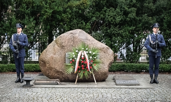 dwaj policjanci na warcie honorowej przy obelisku Poległym Policjantom - Rzeczpospolita Polska