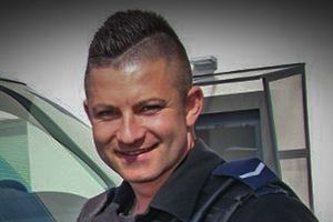twarz umundurowanego policjanta