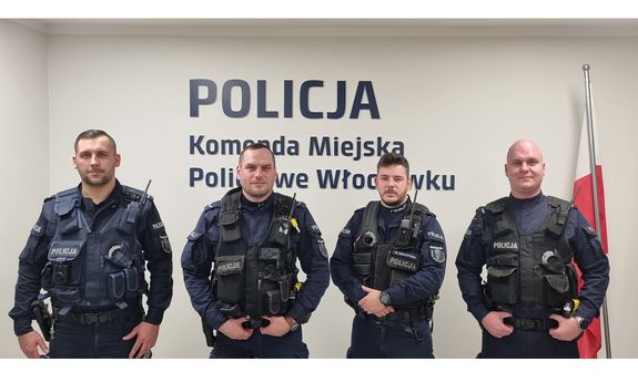 Umundurowani policjanci stojący na korytarzu