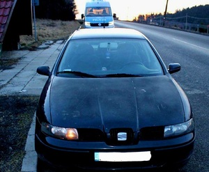 auto nietrzeźwego kierującego na poboczu drogi, za nim stoi radiowóz policyjny