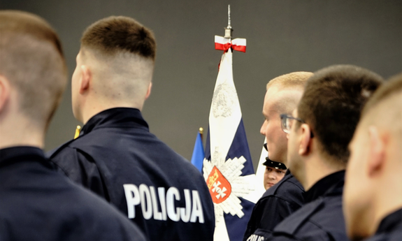 policjanci w trakcie ślubowania