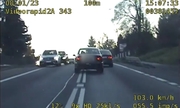 Stopklatka z nagrania wideorejestra przedstawia ścigany pojazd