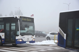 autobusy jadące ulicą