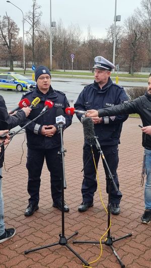 dwoje oficerów Policji podczas briefingu prasowego