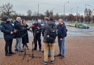 dwoje oficerów Policji podczas briefingu prasowego