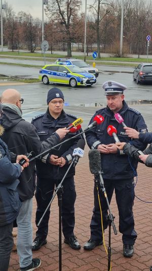 dwoje oficerów Policji podczas briefingu prasowego