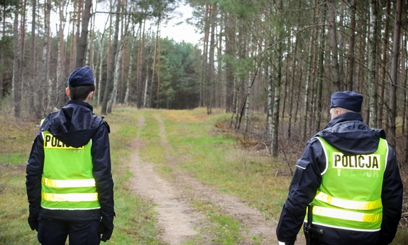 dwaj policjanci w trakcie poszukiwań