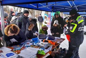 Policjanci i uczestnicy imprezy w namiocie profilaktycznym