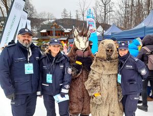 Policjanci pozują do zdjęcia z maskotkami Zakopanego