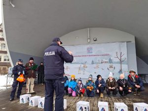 Policjanci na scenie prowadzący zajęcia dla dzieci