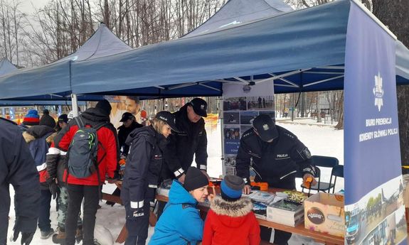 Policjanci w namiocie profilaktycznym rozmawiają z dziećmi