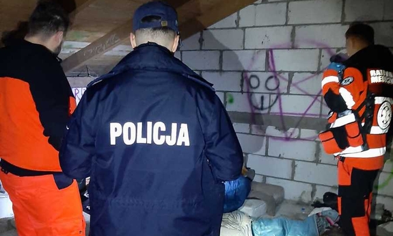 Policjant i ratownicy podczas interwencji w pustostanie