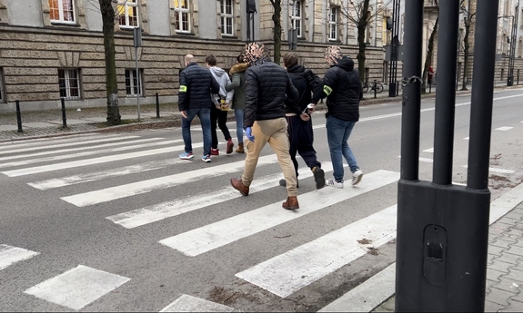 policjanci prowadzą zatrzymanych mężczyzn