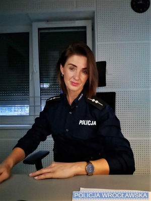 umundurowana policjanta siedząca w pomieszczeniu