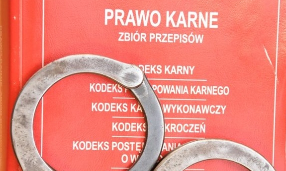 Kodeks karny, na którym leża kajdanki