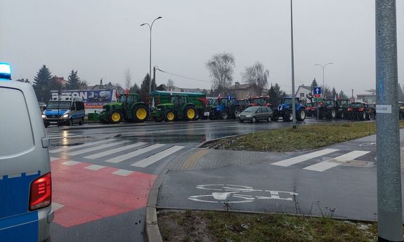 Radiowozy i ciągniki rolnicze na ulicy