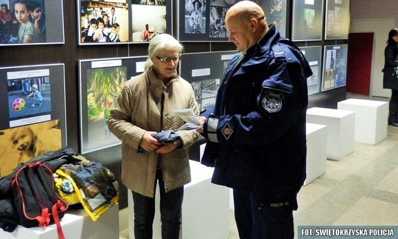 umundurowany policjant ze starszą kobietą