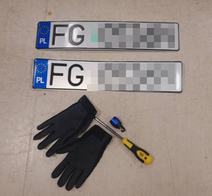 zabezpieczone przedmioty: dwie tablice rejestracyjne, rękawiczki, śrubokręt