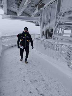 mł.asp. Paweł Molenda podczas biegu na platformie zasypanej śniegiem