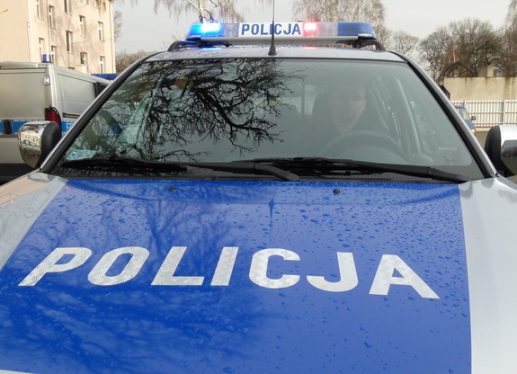 przód policyjnego radiowozu. Na masce widoczny napis Policja