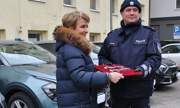 Prezydent Miasta Łodzi Hanna Zdanowska wraz z Komendantem Miejskim Policji w Łodzi  insp. Dariuszem Dziurką podczas oficjalnego przekazania radiowozów i psa służbowego z udziałem mediów