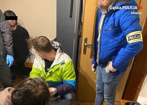 policjanci po cywilnemu i zatrzymany podejrzany