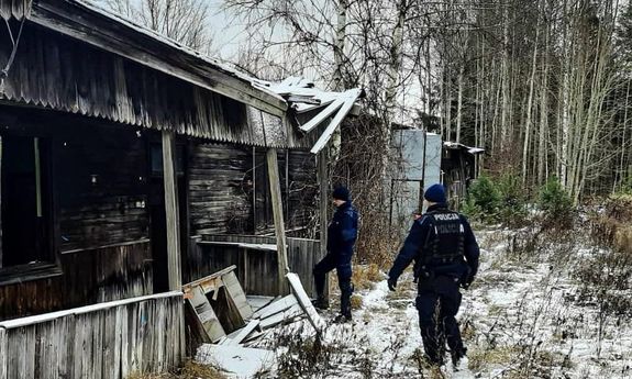 Policjanci dochodzą do opuszczonego budynku i sprawdzają czy nikogo nie ma wewnątrz