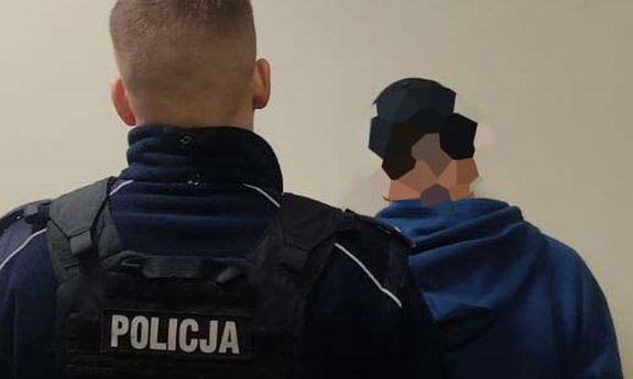 policjant z zatrzymanym mężczyzną