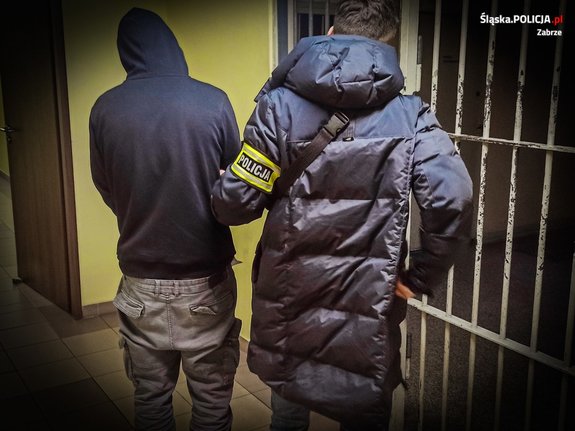 Zatrzymany prowadzony przez nieumundurowanego policjanta