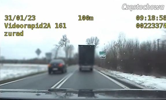 na zdjęciu samochód osobowy wyprzedza samochód ciężarowy