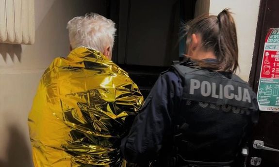 policjantka ze starszym mężczyzną