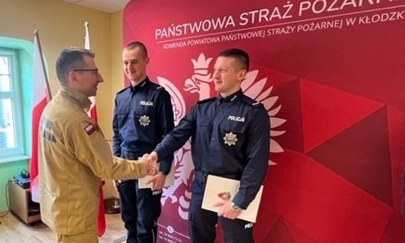 Strażak i dwóch policjantów
