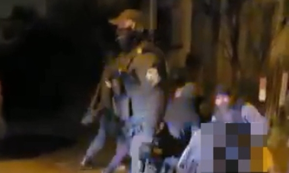 policjanci w trakcie zatrzymania sprawców