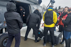 Załadunek pojemników do transportu organów do śmigłowca.